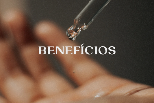pipeta de óleo de CBD a ser aplicado na mão, para alívio da dor crónica e redução da ansiedade.