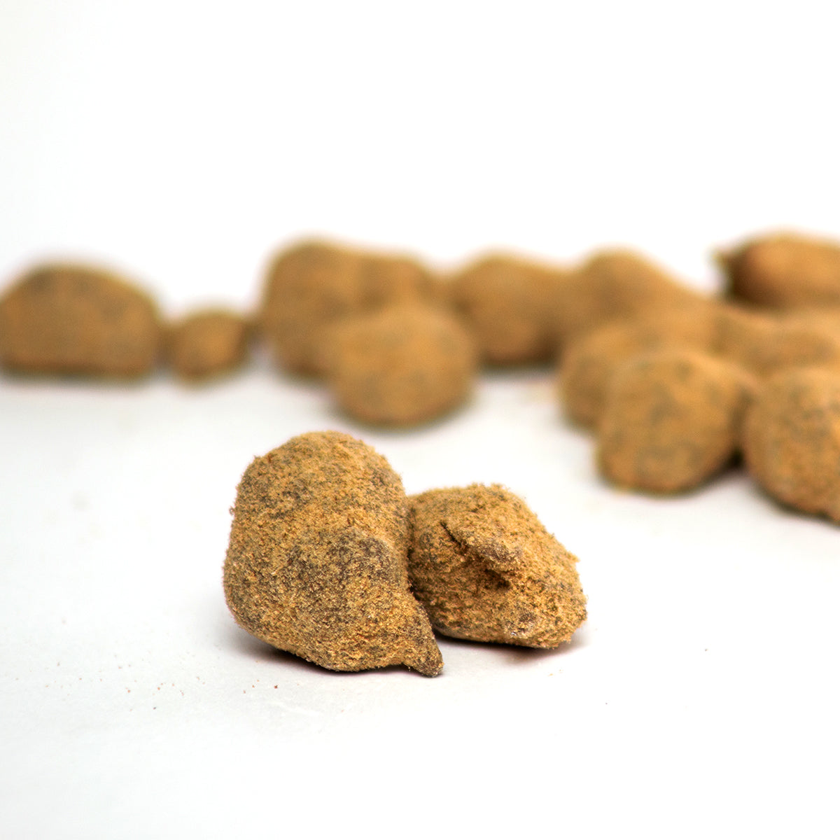 Moon Rock CBD com textura compacta e sólida, superfície cristalizada e aparência brilhante e resinosa