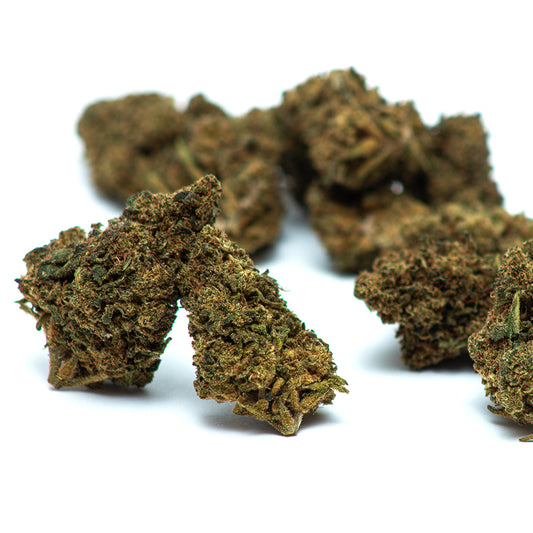 Flores de CBD Fedtonic com buds compactos e arejados, tricomas cristalinos e cores verde-claro com pistilos alaranjados