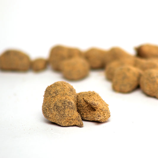 Moon Rock CBD com textura compacta e sólida, superfície cristalizada e aparência brilhante e resinosa