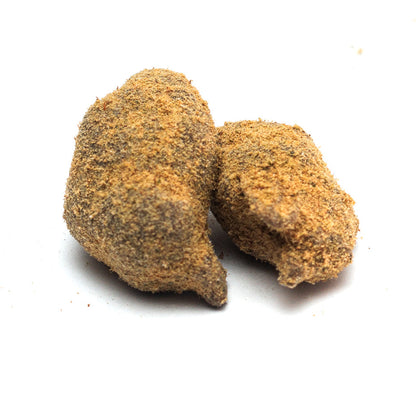 Moon Rock CBD com textura compacta e sólida, superfície cristalizada e aparência brilhante e resinosa
